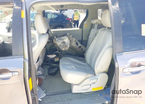 2013 Toyota Sienna Xle V6 8 Passenger z USA, uszkodzony, nr VIN 5TDYK3DC3DS298291